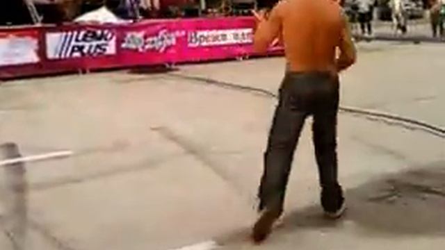 Мужичок подпил и отжигает! Ну танцор диско))) Ржач! смотреть онлайн