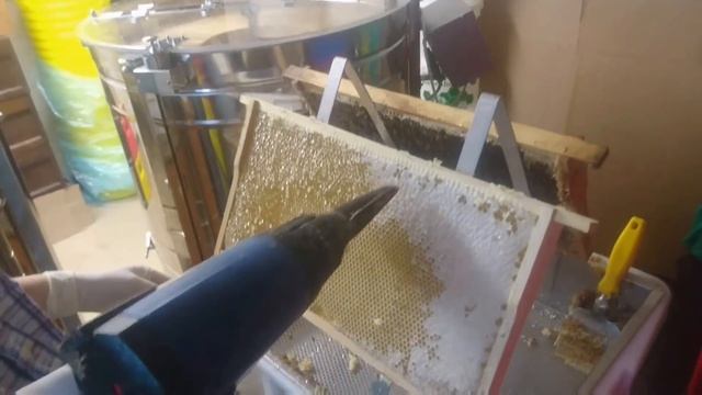 Вскрытие рамок феном, откачка мёда 2017 смотреть онлайн