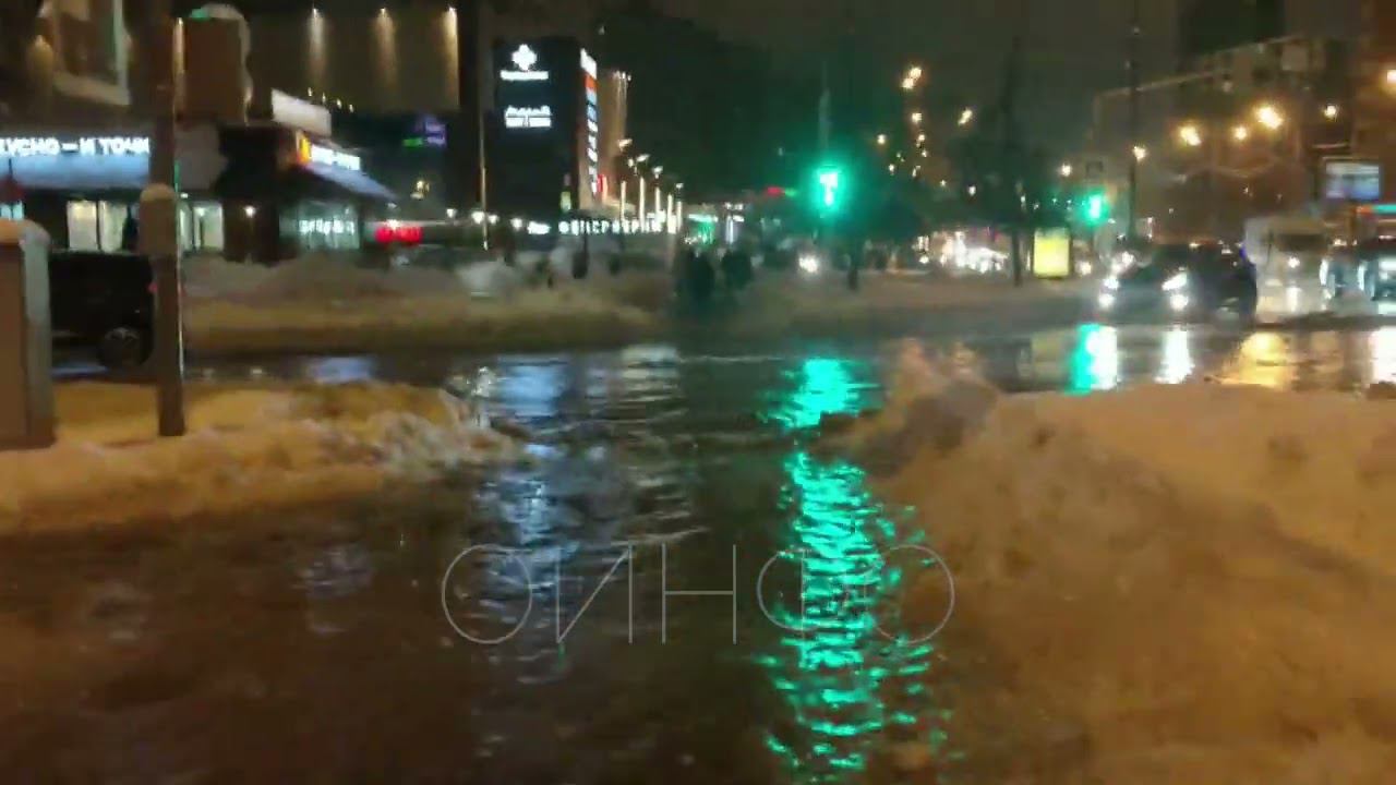Снег никто так и не убрал даже на главной улице города. Теперь все поплыло смотреть онлайн