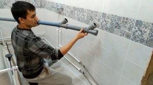 История БЮДЖЕТНОГО ремонта собственного дома. Монтаж пластиковых канализационных труб в ванной.