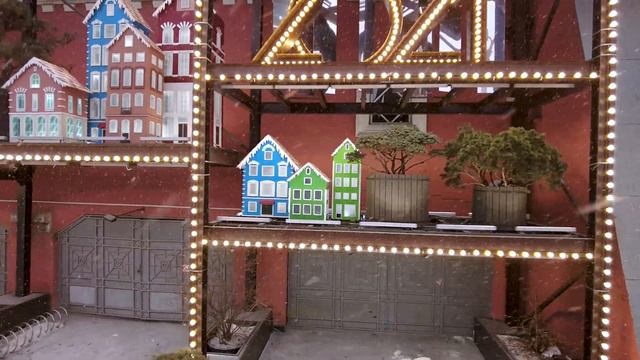 Красивая инсталляция напротив парящего моста в центре Москвы смотреть онлайн