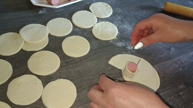 Мини сосиски в слоеном тесте. Очень вкусно и быстро смотри рецепт ставь лайк. смотреть онлайн