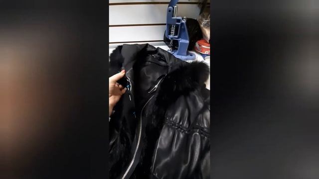 КАК ПОМЕНЯТЬ КРЮЧКИ В КУРТКЕ НА МОЛНИЮ,ЕСЛИ МЕШАЕТ МЕХ. смотреть онлайн