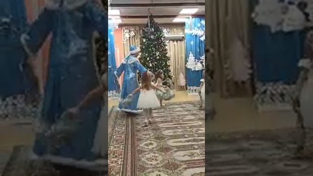 Танец "Снежинки" младшая группа муз. руководитель О. Губанова смотреть онлайн
