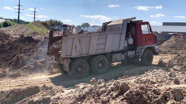 Погрузка самосвала TATRA вездеход гусеничный экскаватор HYUNDAI 250 LC7 ООО "АртехСпецСтрой" ООО АС смотреть онлайн