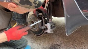 Замена заднего левого супорта на Toyota Corolla 2009