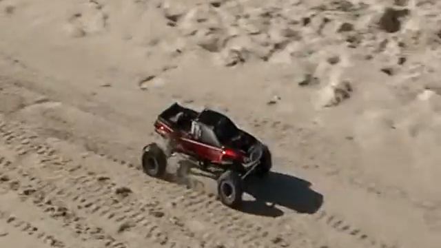 Jumping the Sand King (HPI Wheely King) смотреть онлайн