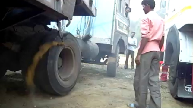 Оригинальный способ завести грузовик смотреть онлайн