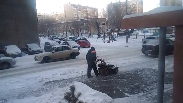 Дворник со снегоуборщиком смотреть онлайн