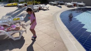 Настя учит и показывает правила поведения для детей в бассейне