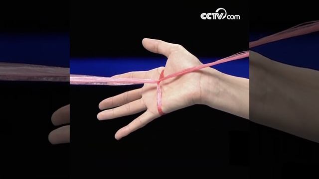 Как разрезать упаковочную веревку одной рукой|CCTV Русский смотреть онлайн