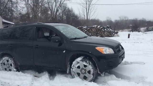 Toyota RAV 4 in Snow off road. смотреть онлайн