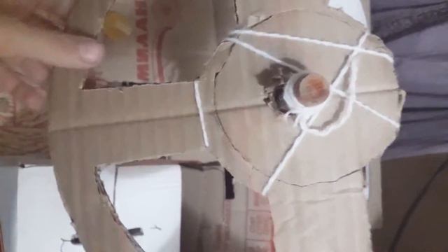 картонный руль и коробка передач.