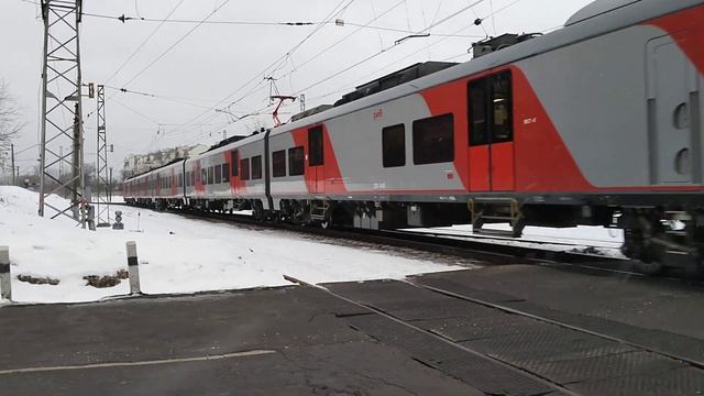 ЭС1П-014 "Ласточка" на перегоне Тушинская-Трикотажная смотреть онлайн