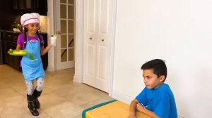 Хайди и Зидан играют в ресторан