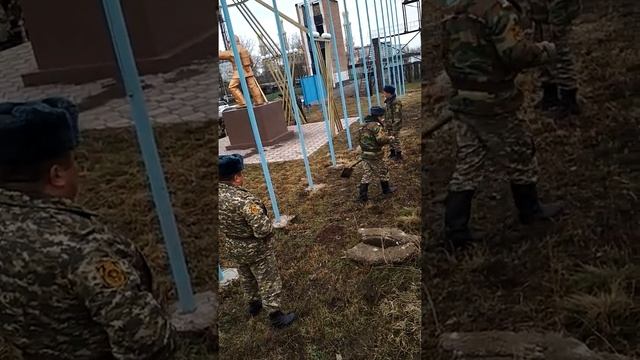 Пожарники Бишкека выкидывают мусор за забор смотреть онлайн