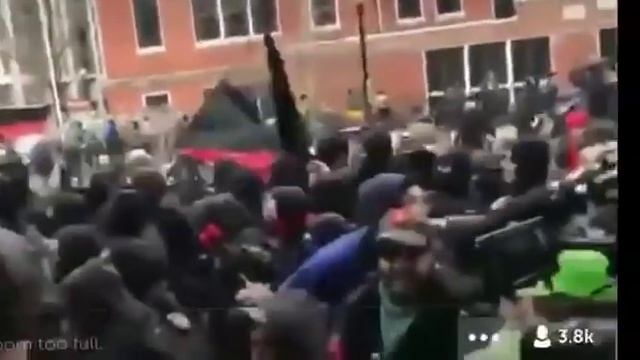 #DisruptJ20 DC: Black Bloc attacking police line to break out of a kettle смотреть онлайн