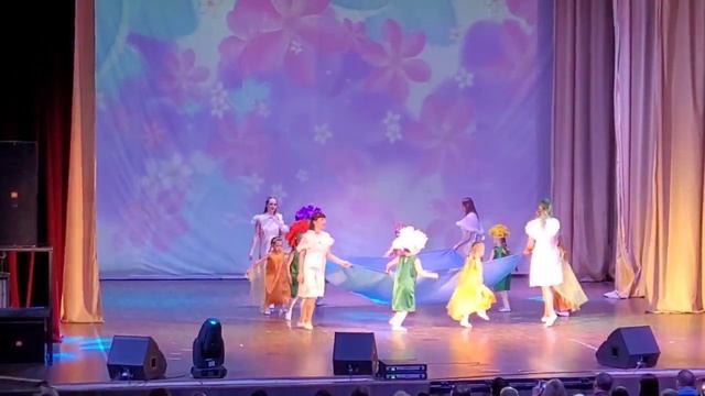 Праздник "Взрослые и дети" - танец "Мир цветов" смотреть онлайн