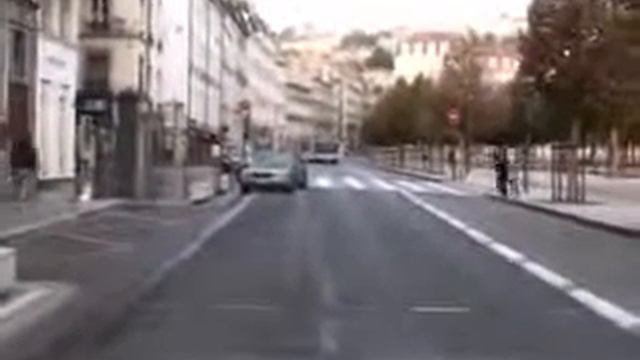 Француз решил напугать водителя автобуса!ахаха смотреть онлайн