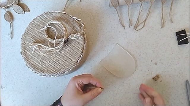 Декор железной банки мешковиной, джутом и веревкой. смотреть онлайн