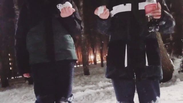 Челендж кто больше продержит снежок в руках #челлендж смотреть онлайн