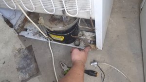 Как заправить холодильник ФРЕОНОМ (ГАЗОМ) из баллончика. Заправь сам !!!