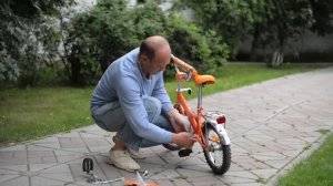 Учимся кататься на двухколёсном велосипеде
