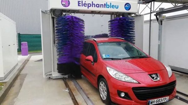 Automatic car wash tunnel machine with lavafall in France