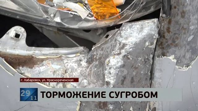 Водитель маршрутного автобуса не рассчитал скорость движения и протаранил попутный микроавтобус смотреть онлайн
