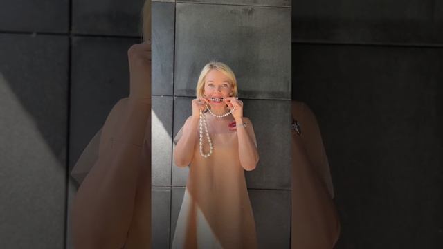 Как понять, натуральный жемчуг или искусственный? #лайфхак #жемчуг #платьенавыпускной #платье смотреть онлайн