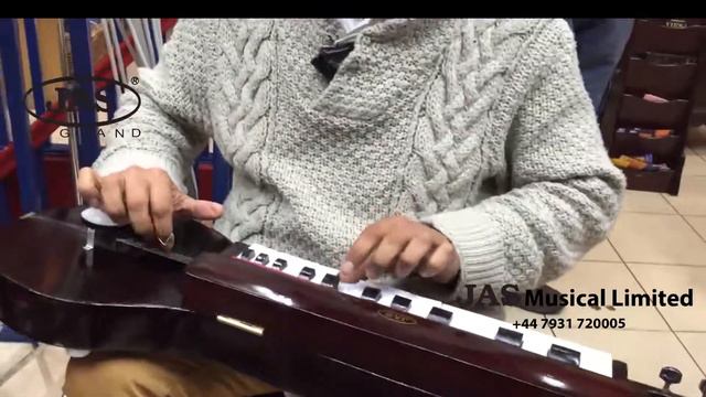 Baluji Shrivastav playing on Indian banjo смотреть онлайн