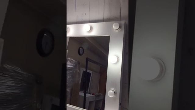 Гримерное зеркало для столика с подсветкой 60х60 в раме белого цвета смотреть онлайн