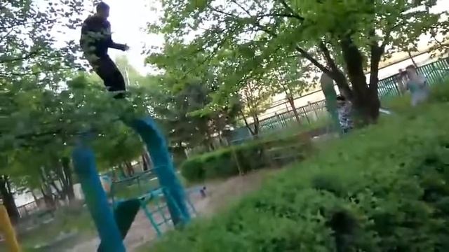 Красивый прыжок в кусты. смотреть онлайн