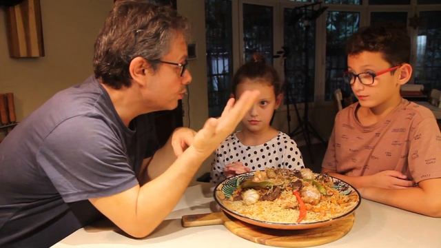УЧИМСЯ ЕСТЬ ПЛОВ РУКАМИ - HOW TO EAT RICE WITH HANDS смотреть онлайн