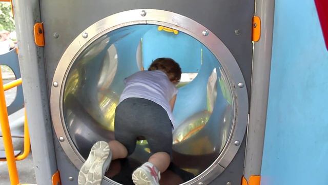 Соня с куколкой на детской площадке - Fun on outdoor Playground with doll - park Tasmajdan смотреть онлайн
