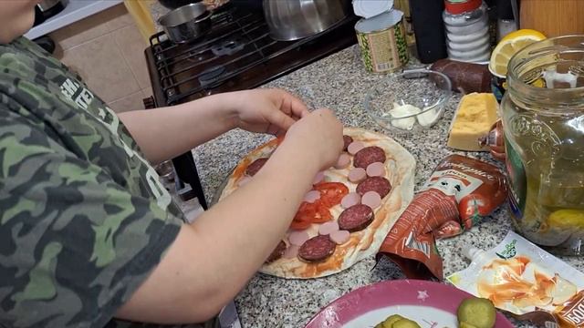 Платон готовит пиццу в микроволновке смотреть онлайн