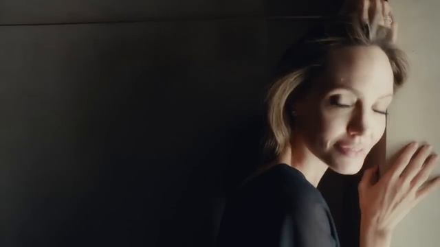 Mon Guerlain – New film starring Angelina Jolie смотреть онлайн