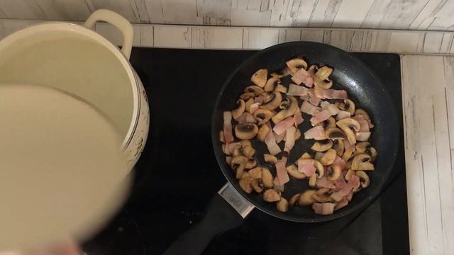 КАК ПРИГОТОВИТЬ ПАСТУ КАРБОНАРА С ГРИБАМИ, БЕКОНОМ И СЛИВКАМИ? На второе, легко, просто, вкусно смотреть онлайн