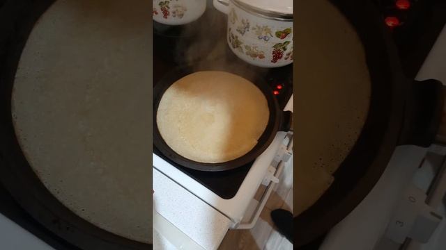 Простой рецепт блинов, без мерных ложек чашек и тд, всё приблизительно на глаз смотреть онлайн