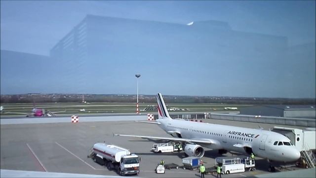 Liszt Ferenc international airport смотреть онлайн