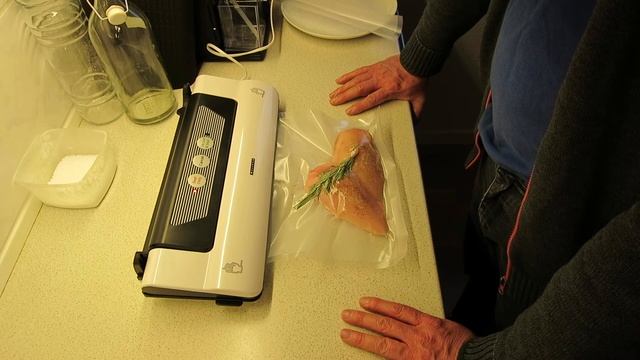 Quick test of Melissa Vacuum Sealer смотреть онлайн