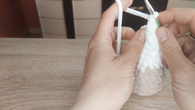 Овечка из плюшевой пряжи крючком. Бесплатный Мастер-класс. Часть 2 смотреть онлайн