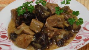 Говядина с черносливом в мультиварке