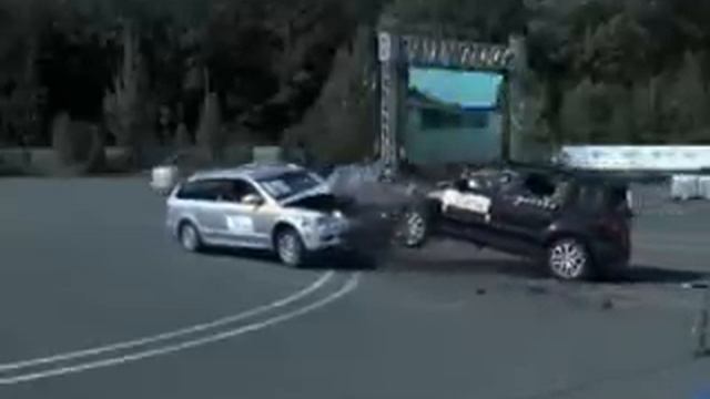Crash-test frontal Skoda: Yeti la 90 km/ora vs. Superb Combi in stationare смотреть онлайн
