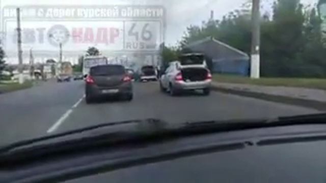 На ул. Магистральная загорелось такси смотреть онлайн