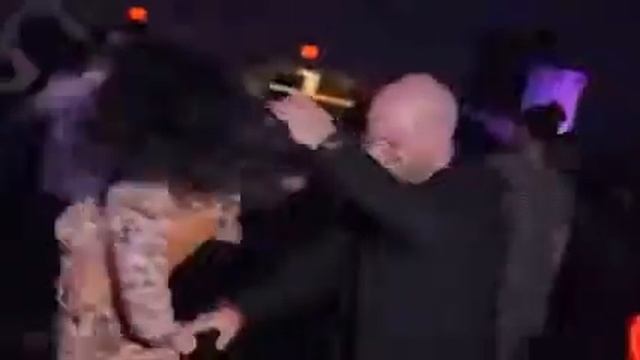 шокирующий танец, кому не нравится не смотрите. смотреть онлайн