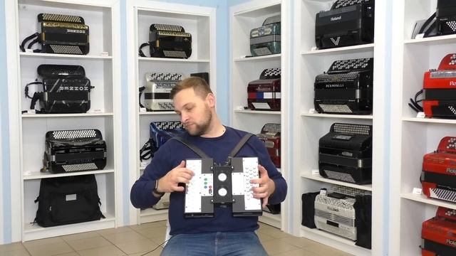Первая в Мире виртуальная гармонь! Она аж светится от своей энергетики! смотреть онлайн