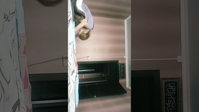 я делаю кувырок вперёд без головы и с головой