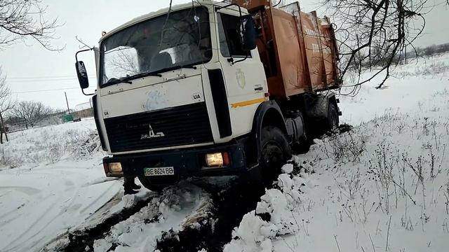 МАЗ-мусоровоз застрял на ровном месте. Спасение утопающих дело рук самих утопающих. смотреть онлайн