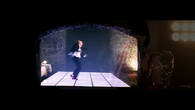 Yeah Yeah Yeahs - Heads Will Roll (Official Music Video)